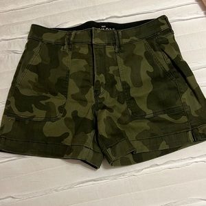 White House black market size 10 5 inch shorts